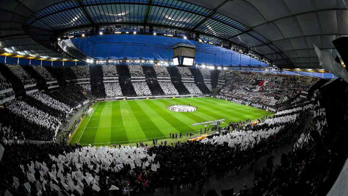 用心当球迷!法兰克福主场再现震撼tifo,之前球迷曾用电脑模拟