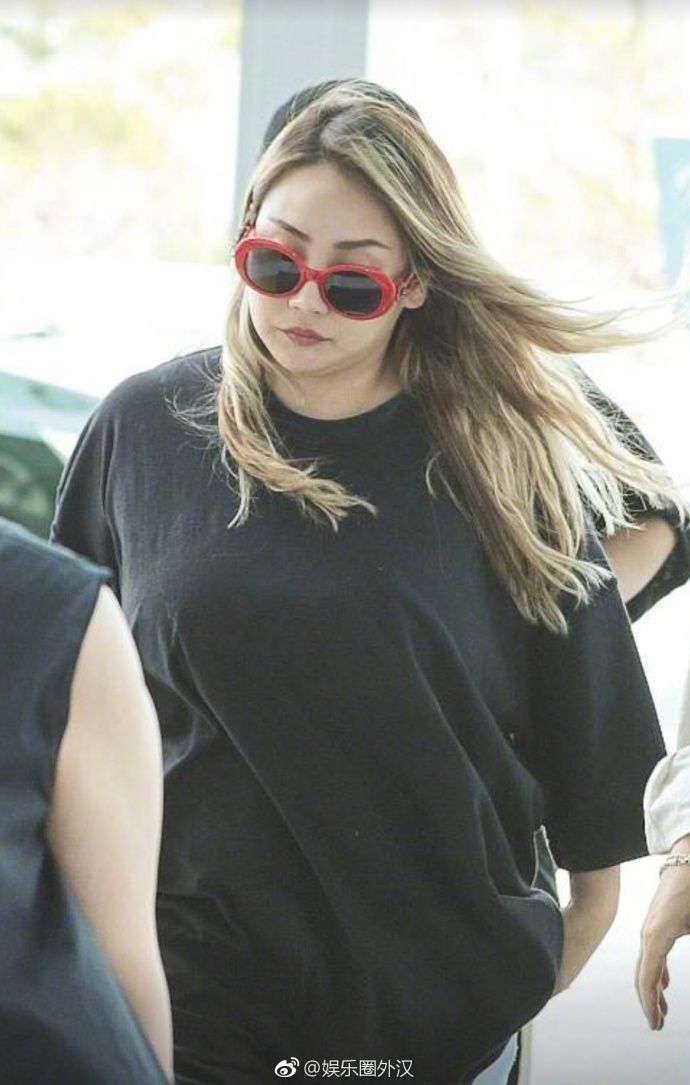 李彩琳的最新机场图,这真的成了xl的cl,网友:怎么胖成这个样子