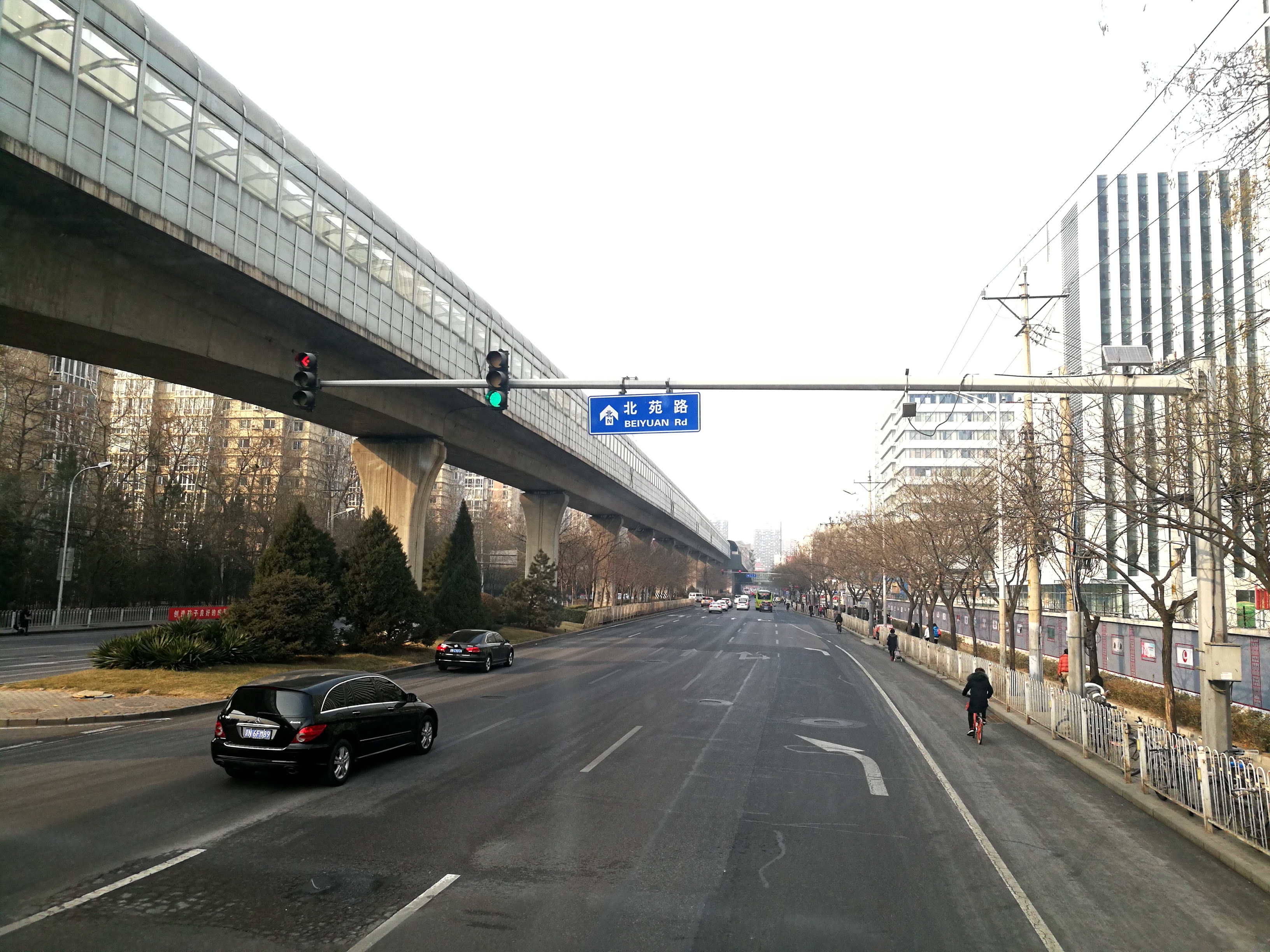经过多年的建设,北京市朝阳区五环外的北苑路沿线高楼堪比市中心