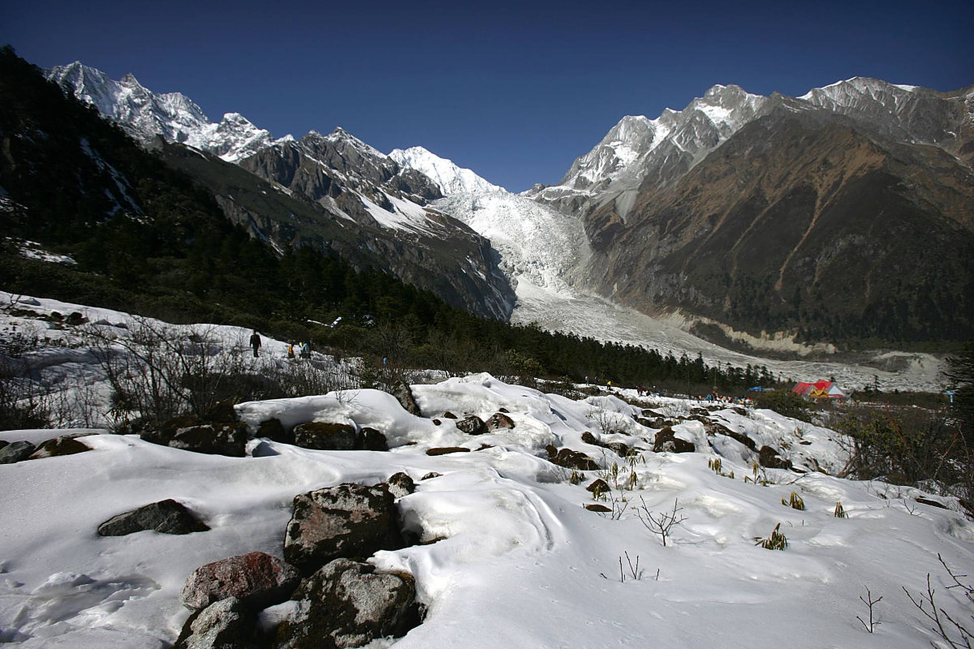 海螺沟位于四川省甘孜藏族自治州的泸定县内,是贡嘎山风景区和峨眉山
