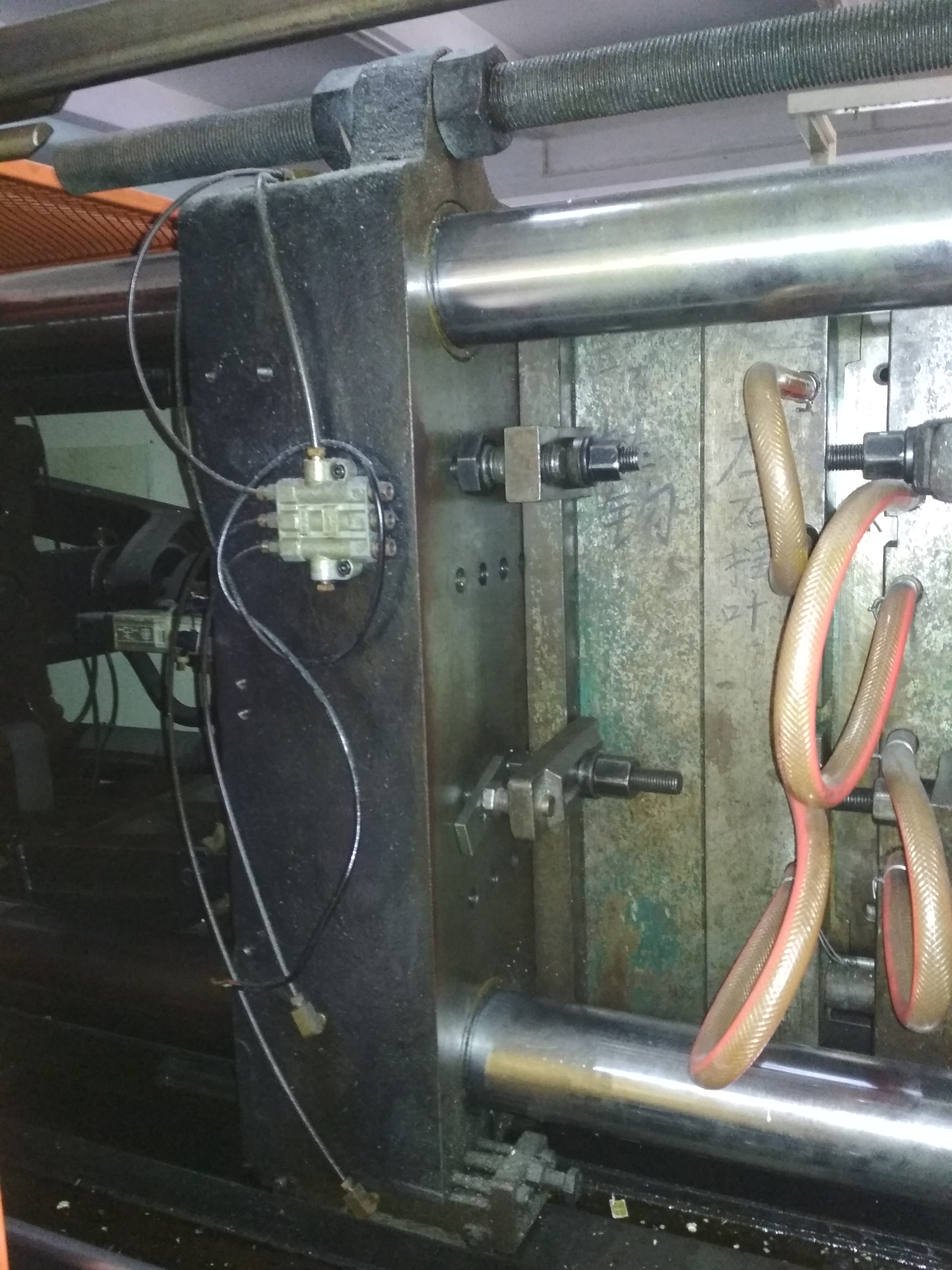 注塑机锁模部分的机械调整方法