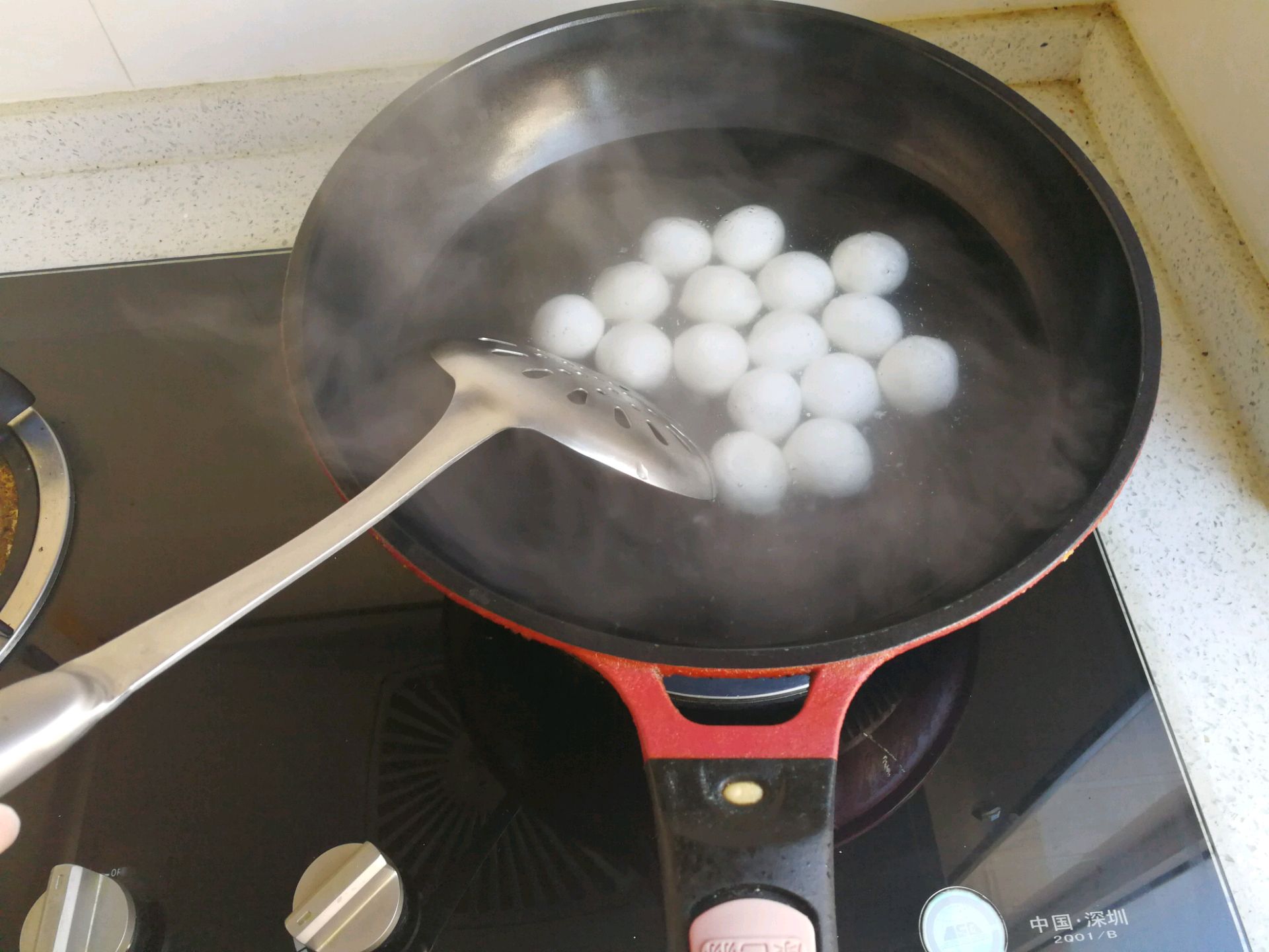 元宵节煮速冻汤圆,千万不要水烧开了才下锅,不然汤圆破皮又漏馅