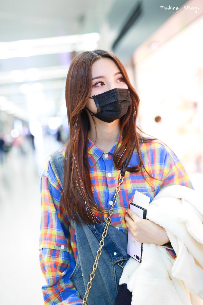 杨超越穿格子衬衫搭配背带牛仔裤现身机场,戴口罩也能看到她在笑