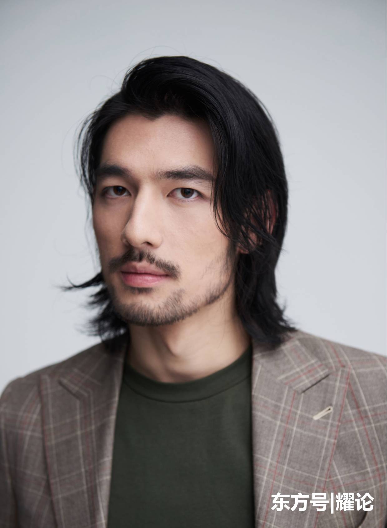 《明月照我心》演员们换上现代装,躲过了李谦,却被李明月所吸引标题