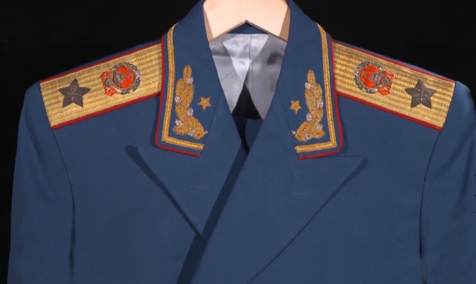 而在服装上,由于这套衣服适用于大元帅,元帅以及将军,样式全是一样的