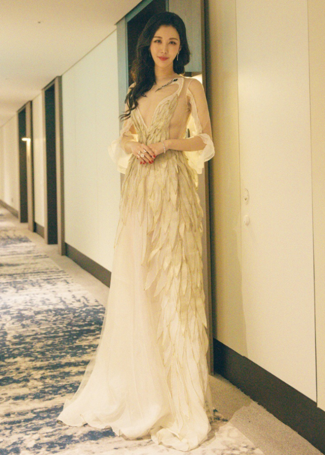 田朴珺生日晒照,完美身材穿出少女感,却未见王石送祝福