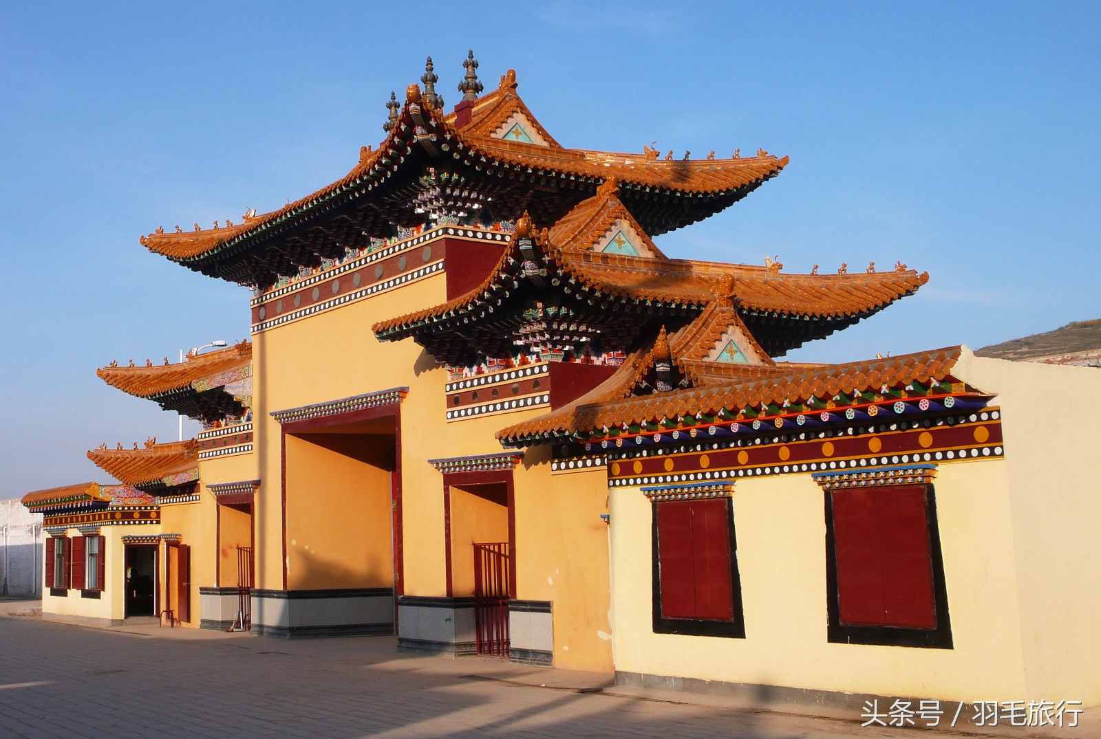 隆务寺 据《安多政教史》记载,早在元大德五年(1301年),这里已建有