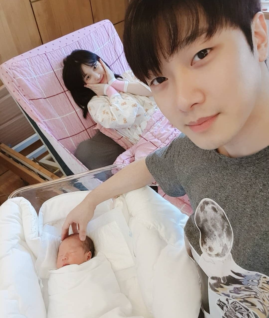 女团成员活动期怀孕,金律喜称恋情爆出才知有孕,男友向岳父下跪