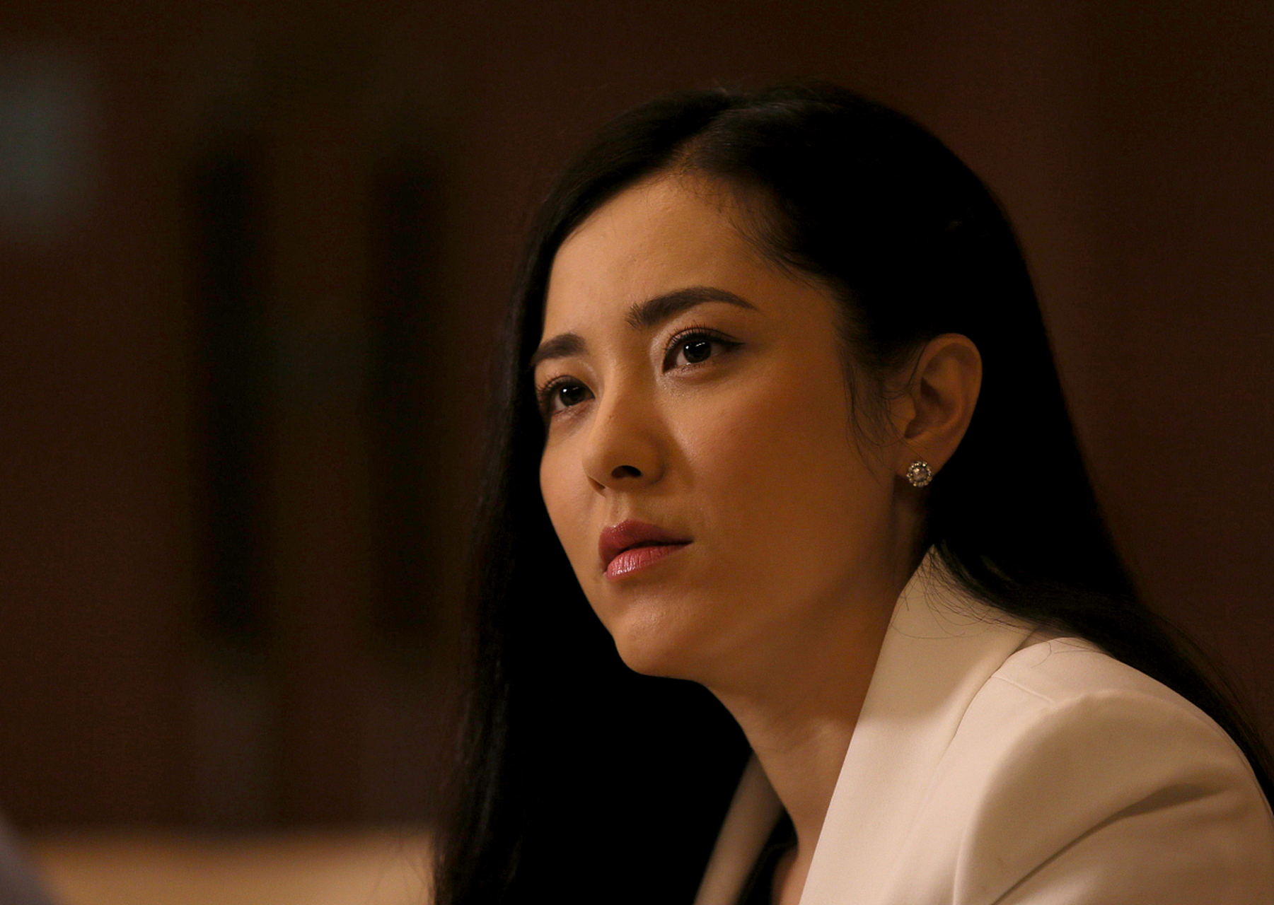 曾黎在新综艺《博物馆之城》中体验把脉,医生说她顶多30岁,曾黎说自己