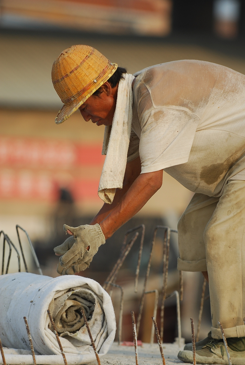 致敬辛勤劳动的农民工,不惧烈日,勇敢而伟大.