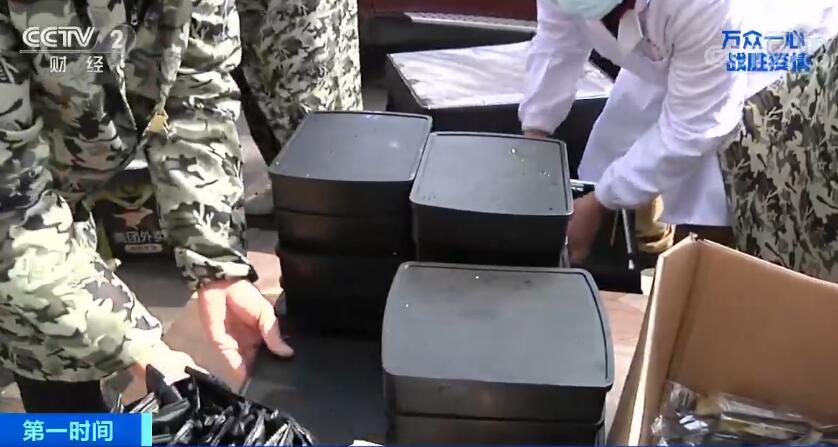 "雨衣妹妹":疫情不结束我不走