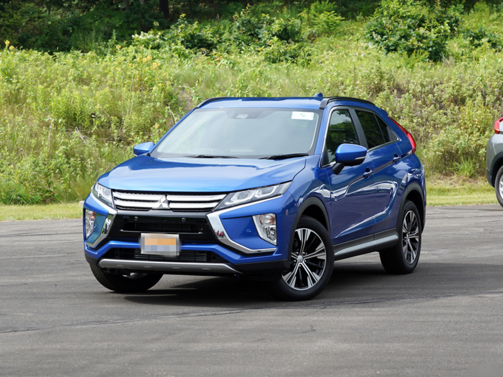 从图片上看这款进口三菱eclipsecross,这款车有着流畅的线条,大气的