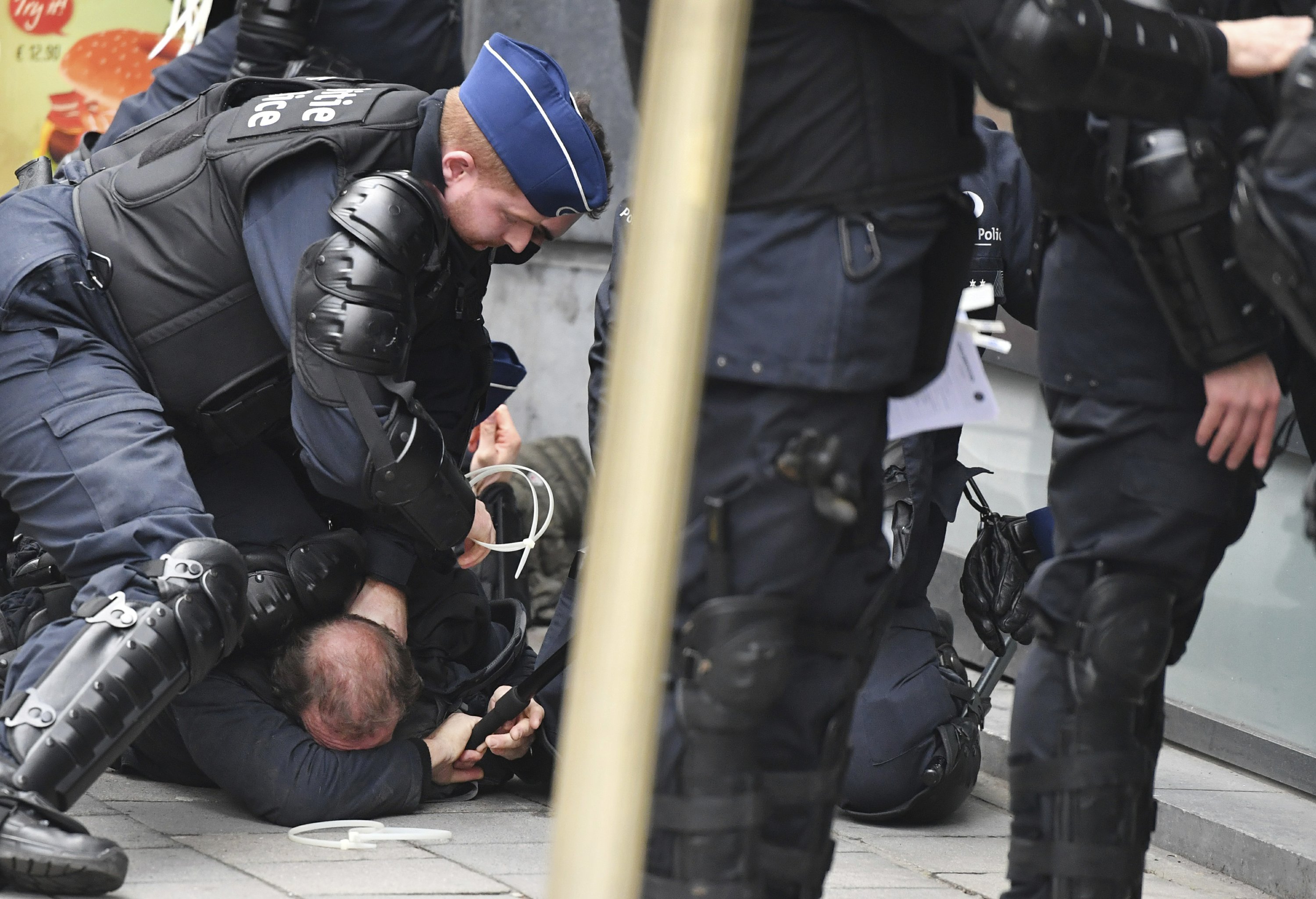 法国抗议活动蔓延欧洲 比利时也爆发"黄马甲"运动