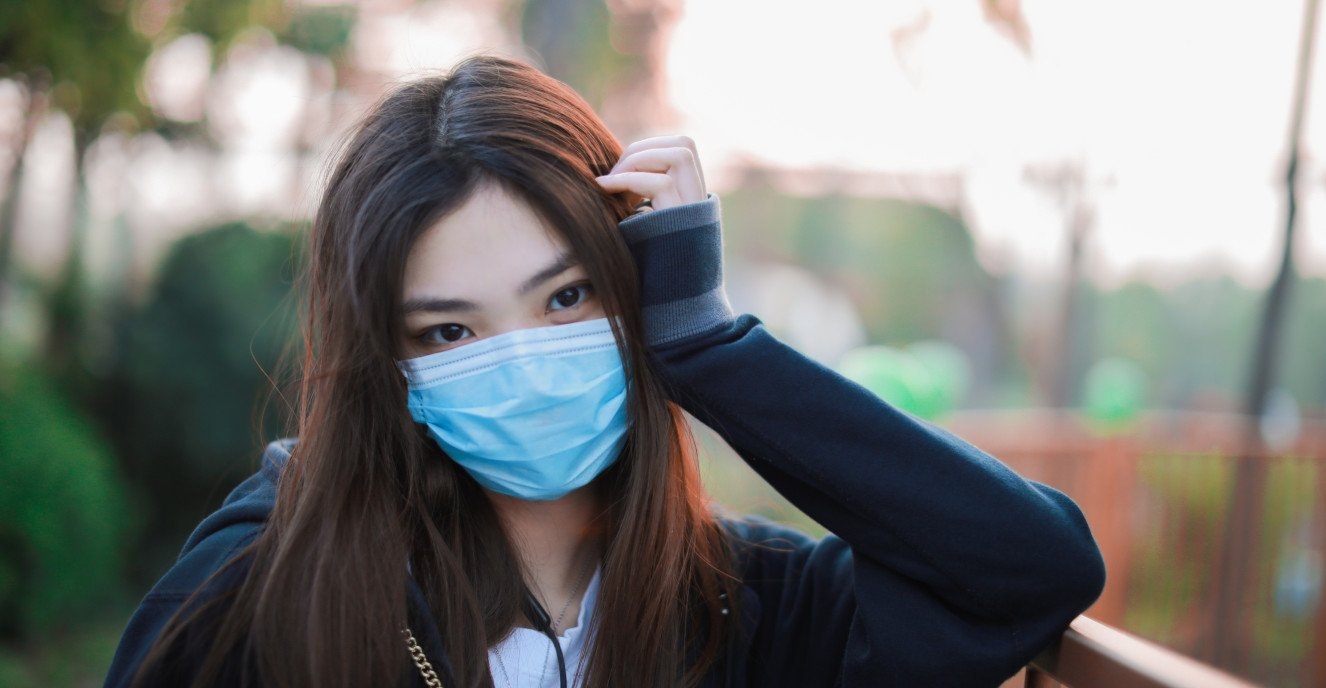 戴口罩的美女,依然时尚又快乐,你觉得她还美丽吗?