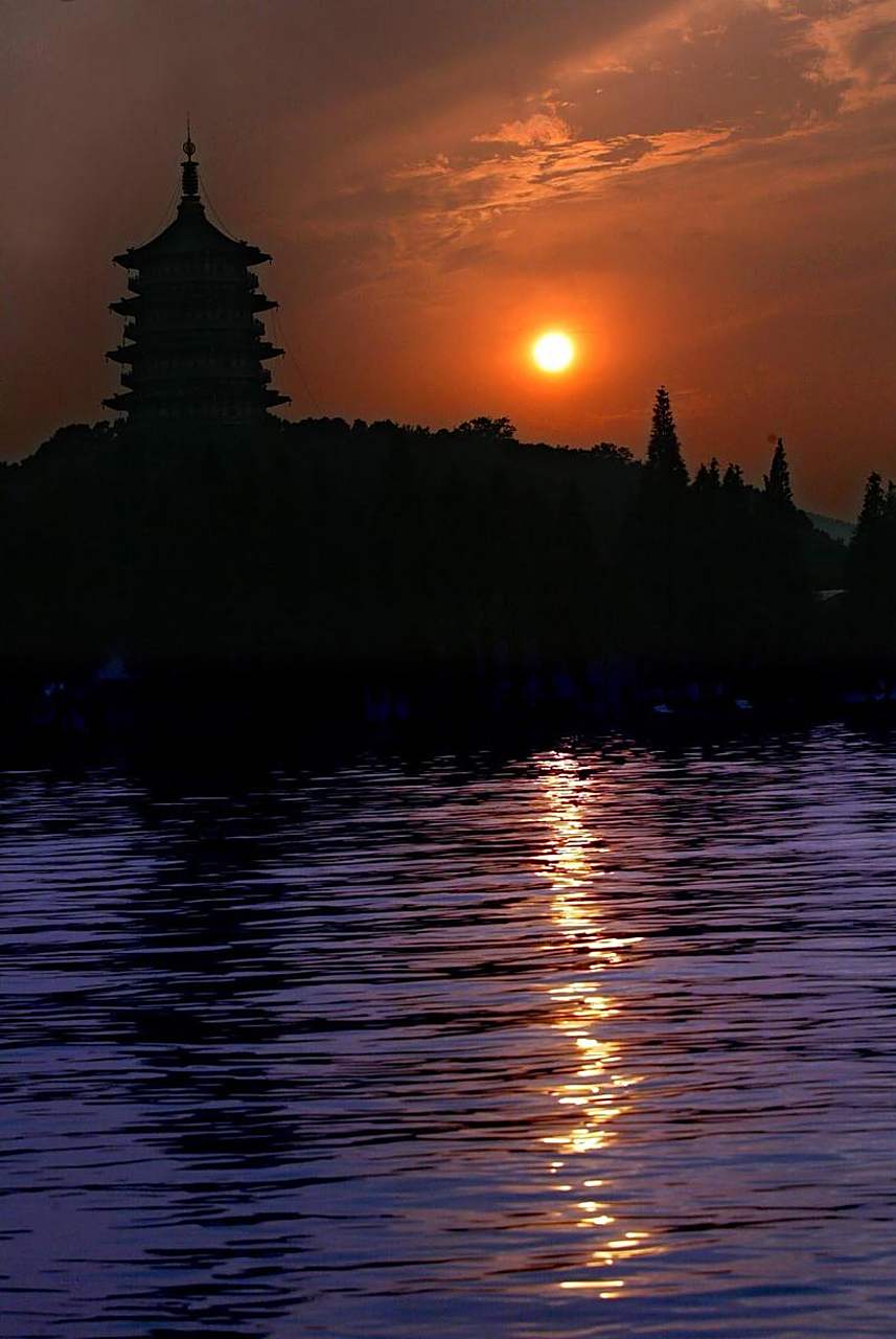 西湖十景传说之雷峰夕照!