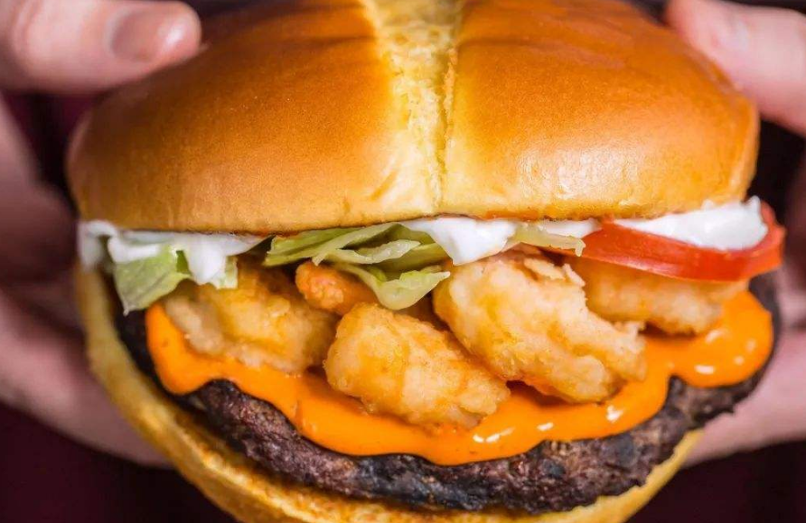 鲜虾安格斯厚牛堡:多汁牛排与鲜美虾肉的完美结合,好吃到飞起