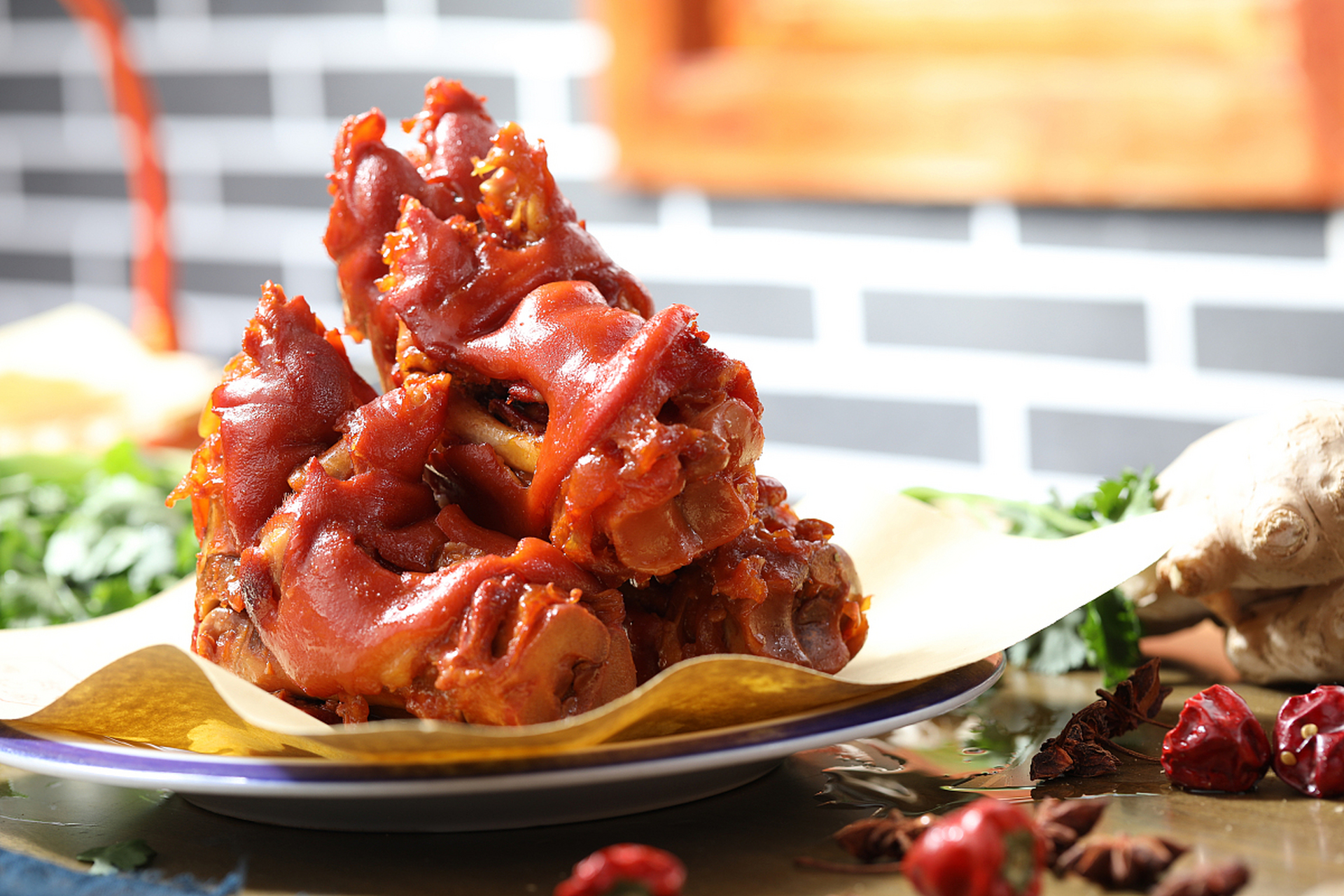 凉拌猪蹄是一道美味健康的菜肴,它的制作方法简单,口感鲜美.