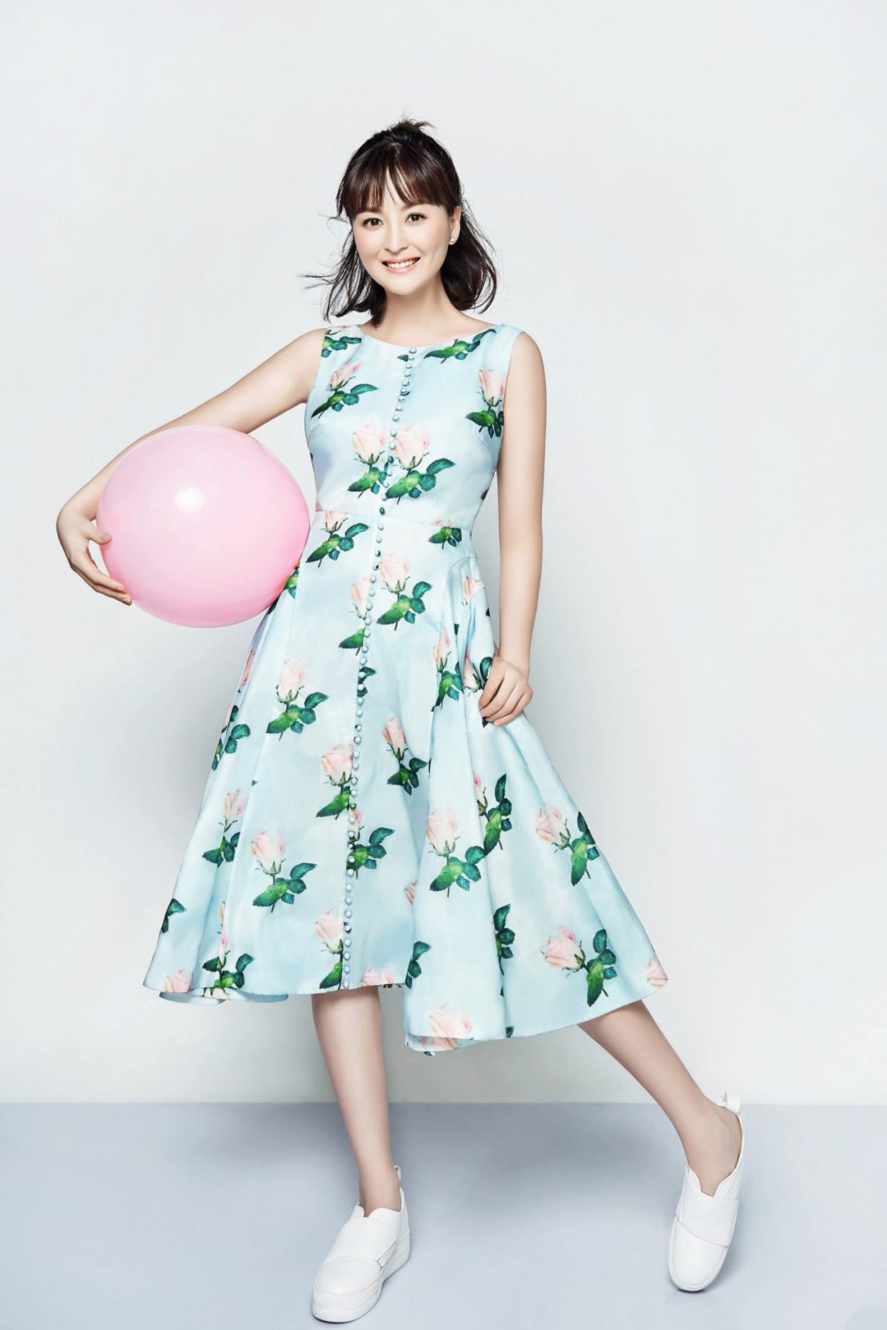 戴娇倩很疯狂!深v印花吊带黑裙修身又能秀胸线,39岁气质高雅