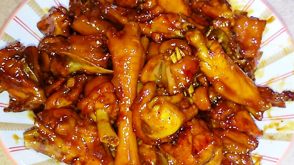 不加一滴水的红烧仔公鸡,鸡肉香嫩美味,看着就直流口水