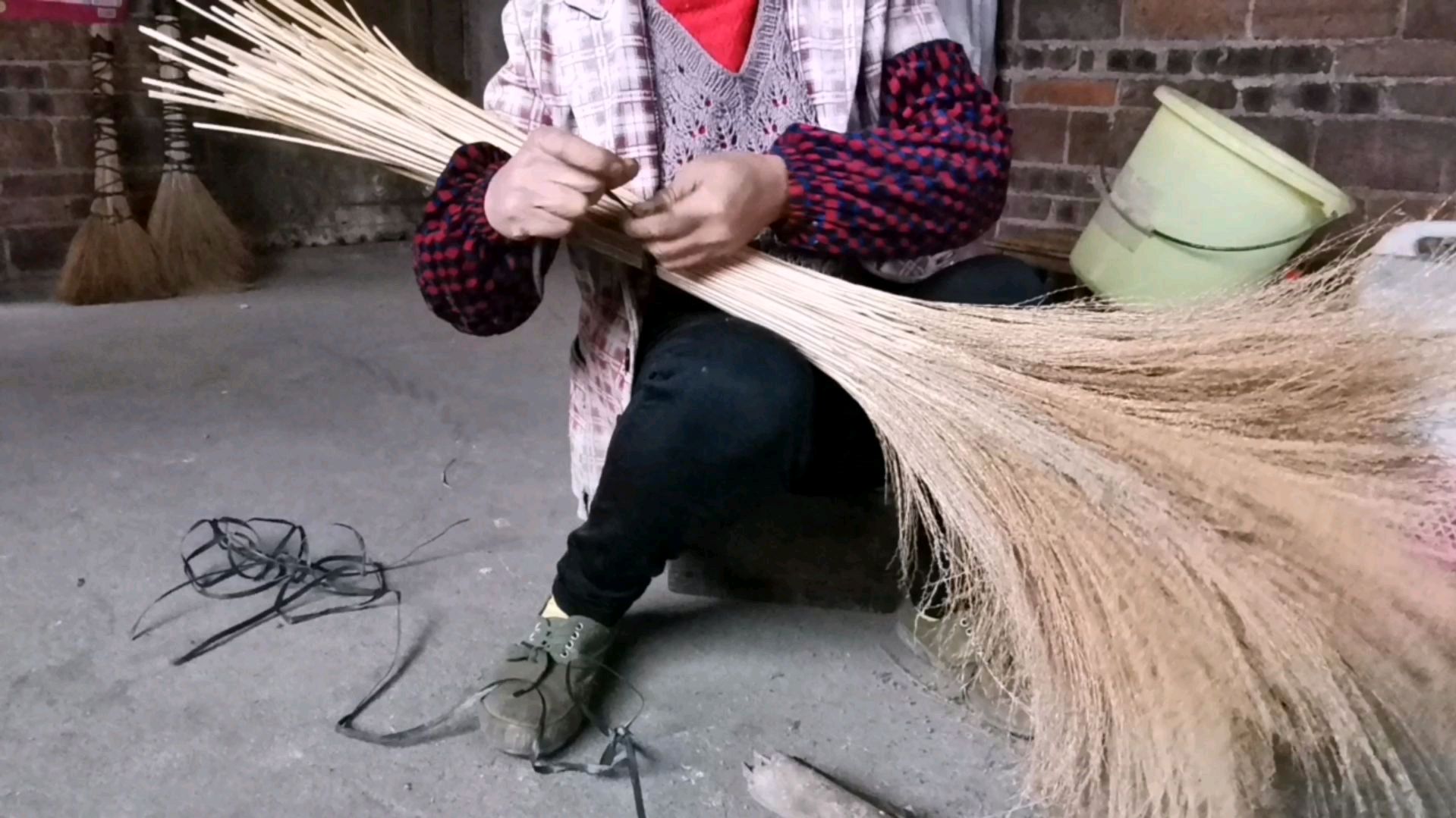 变废为宝:不起眼的稻草做成了家家户户都实用家具,网友:真厉害