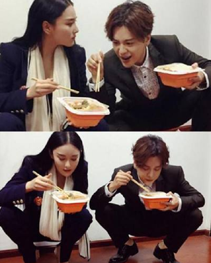 张馨予片场蹲墙角吃盒饭,看刘德华吃饭情景,网友表示难怪这么红