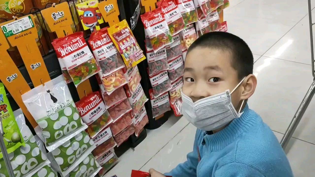 玲子带孩子去超市,买了七件东西,花了33元,大家说贵不贵?