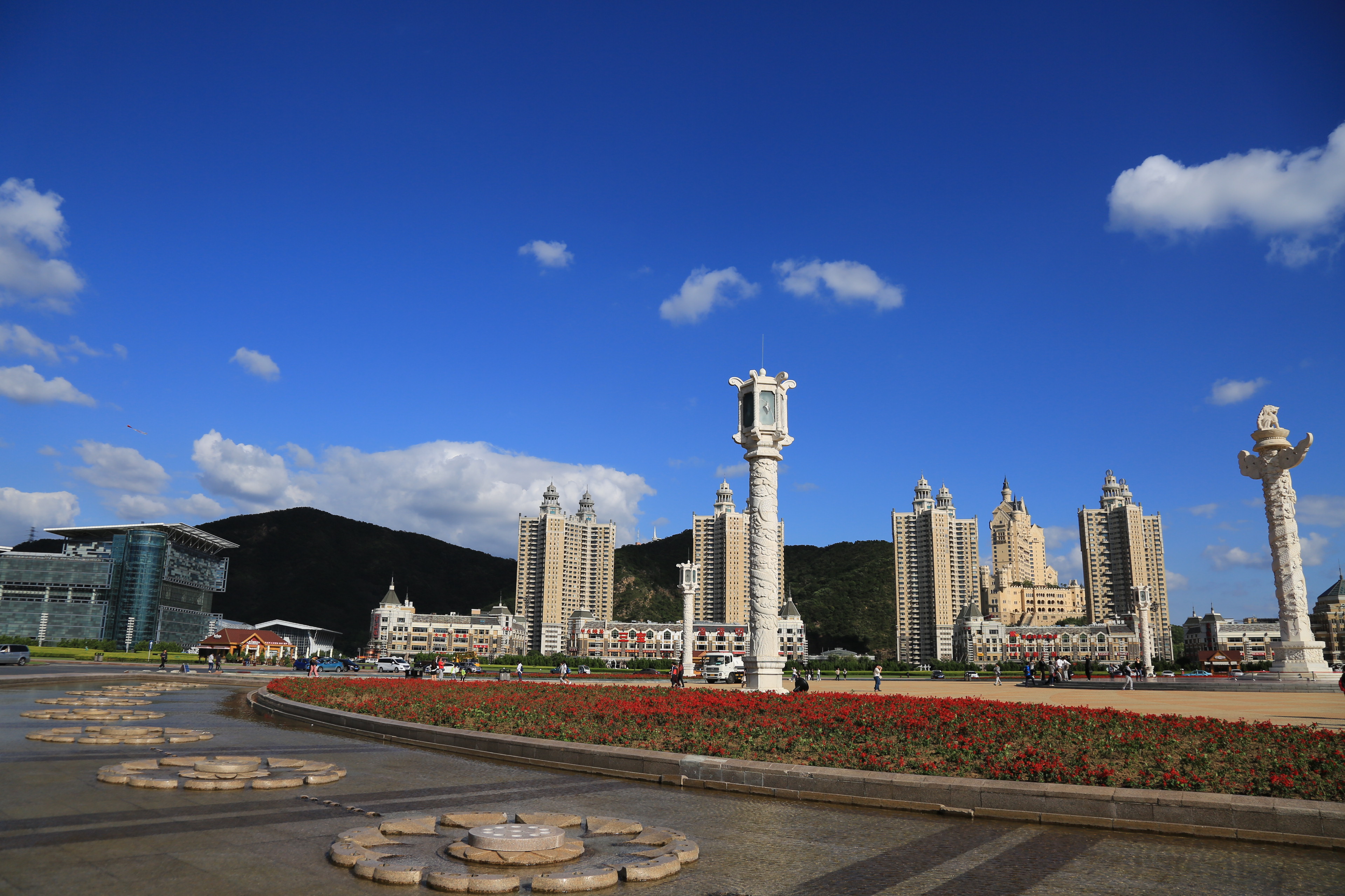 滨海路从东至西将大连众多著名景点串联成线,最东面的滨海北路有风光