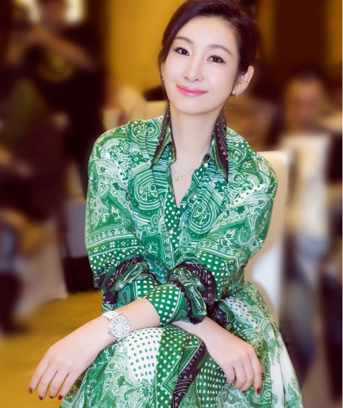 秦海璐,她是一位非常有实力的内地演员,她的作品真的是数不胜数了,她