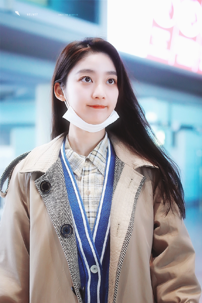 戚砚笛穿卡其色大衣现身机场,皮肤白皙面带微笑