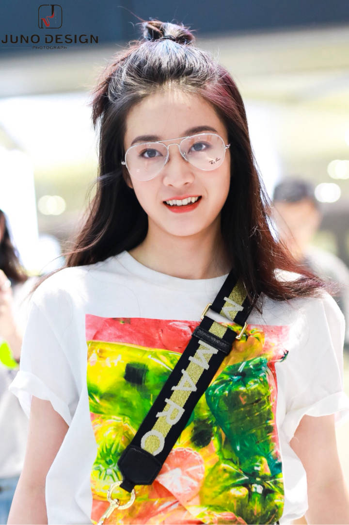 张雪迎现身机场,半丸子头加上眼镜,超像班上的女学霸!