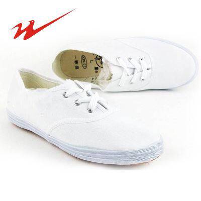 一边是对回力,李宁等国产球鞋的怀旧情怀,如今的90后群体与70后显然在