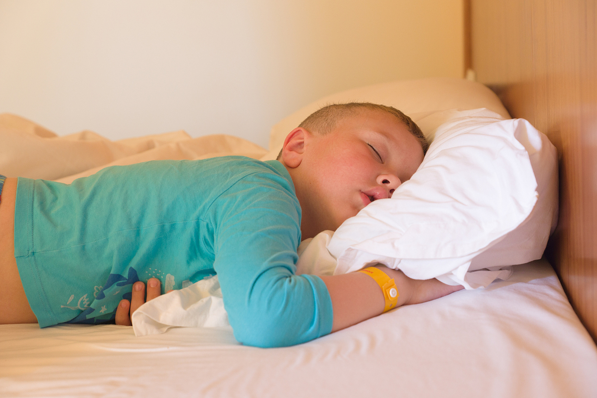 增加窒息和猝死的风险:据研究,让婴儿趴着睡的风险要比仰着睡高10倍