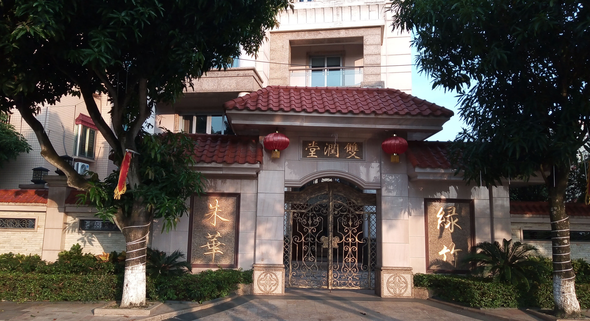 来广东吴川市吴阳镇蛤岭村看看,很多村民的楼房都建得不错