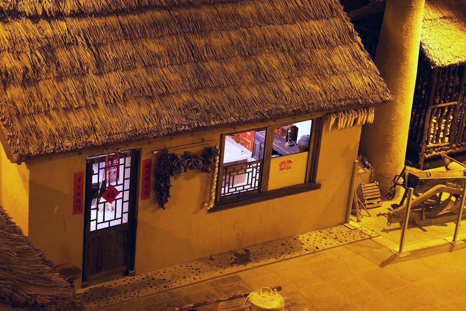 古代的纸窗户一捅就破,为何还有那么多人使用呢?