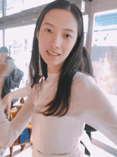 项蝶倩气质真绝了,撞衫迪丽热巴丝毫不输下风,果然超模没白当