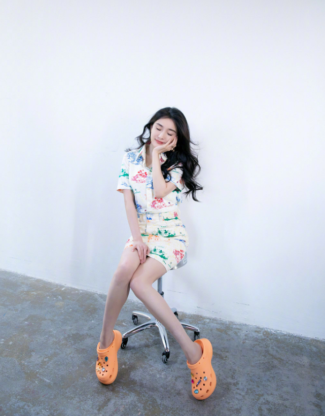 有种坐姿叫杨幂的"夹腿坐",双腿无丝毫缝隙,一般人做不来