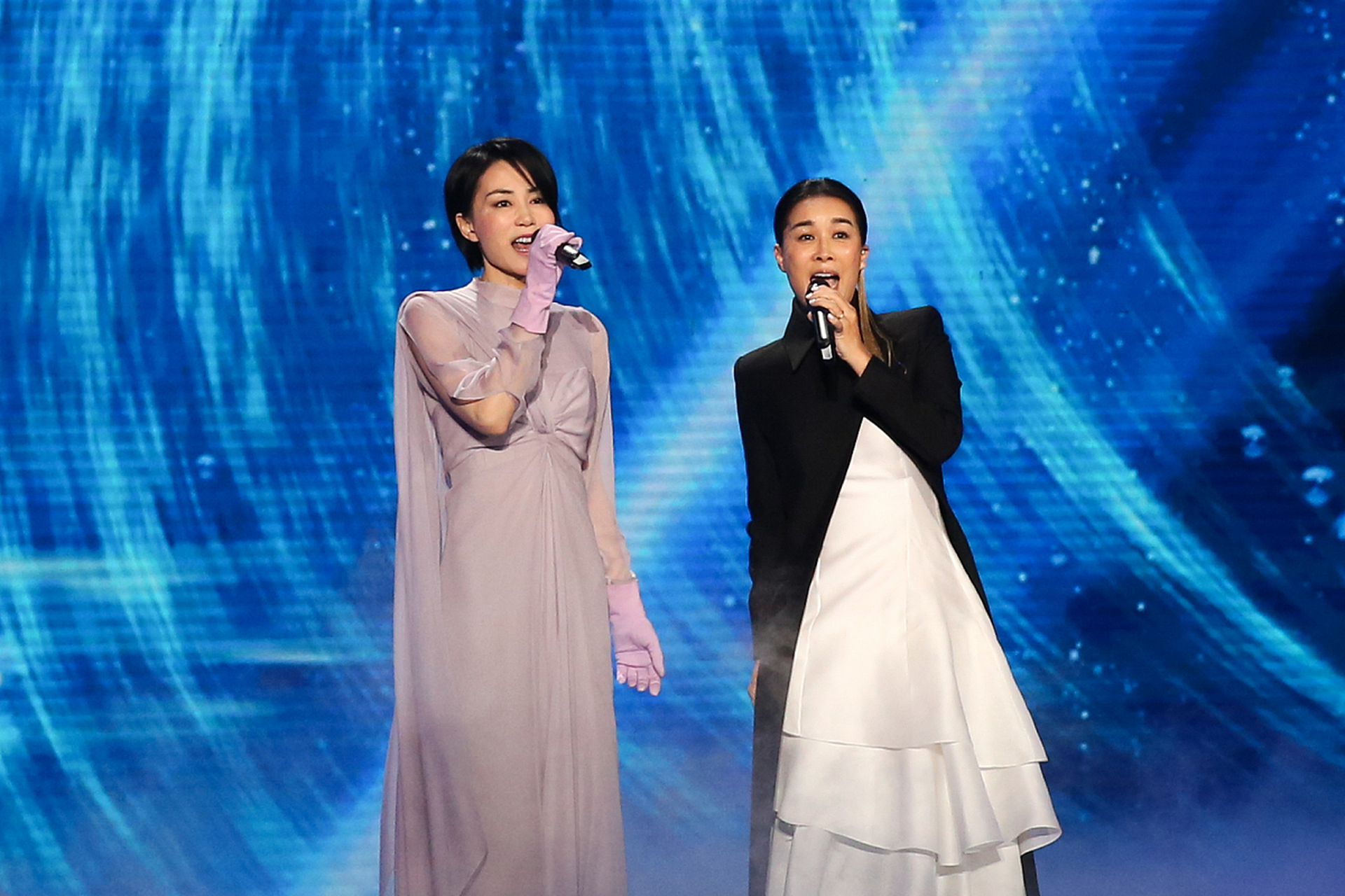 李健翻唱王菲《如愿》这首歌,是李健在近期的线上演唱会上为观众献上