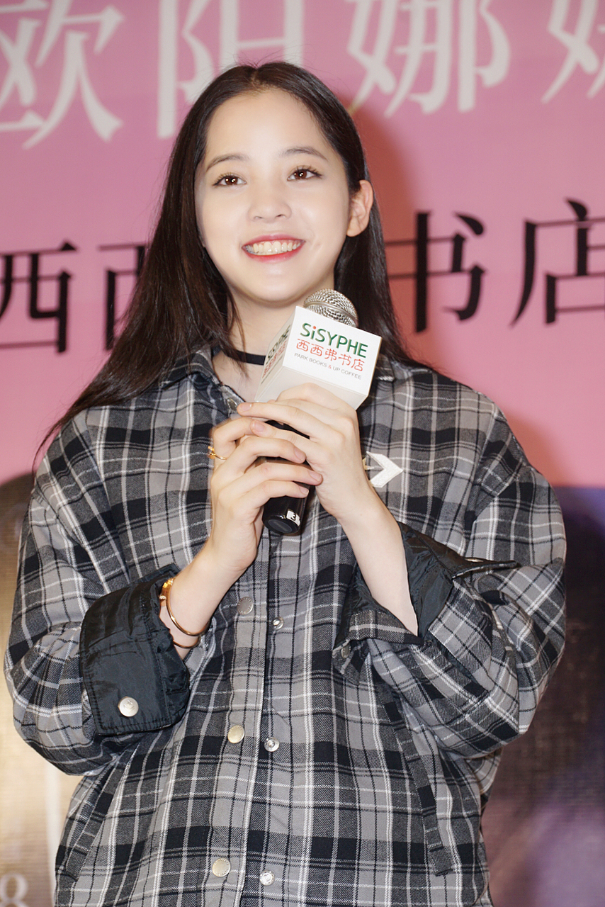 欧阳娜娜自从考上了伯克利后,一开始还在国外读书,所以这几年动向也没