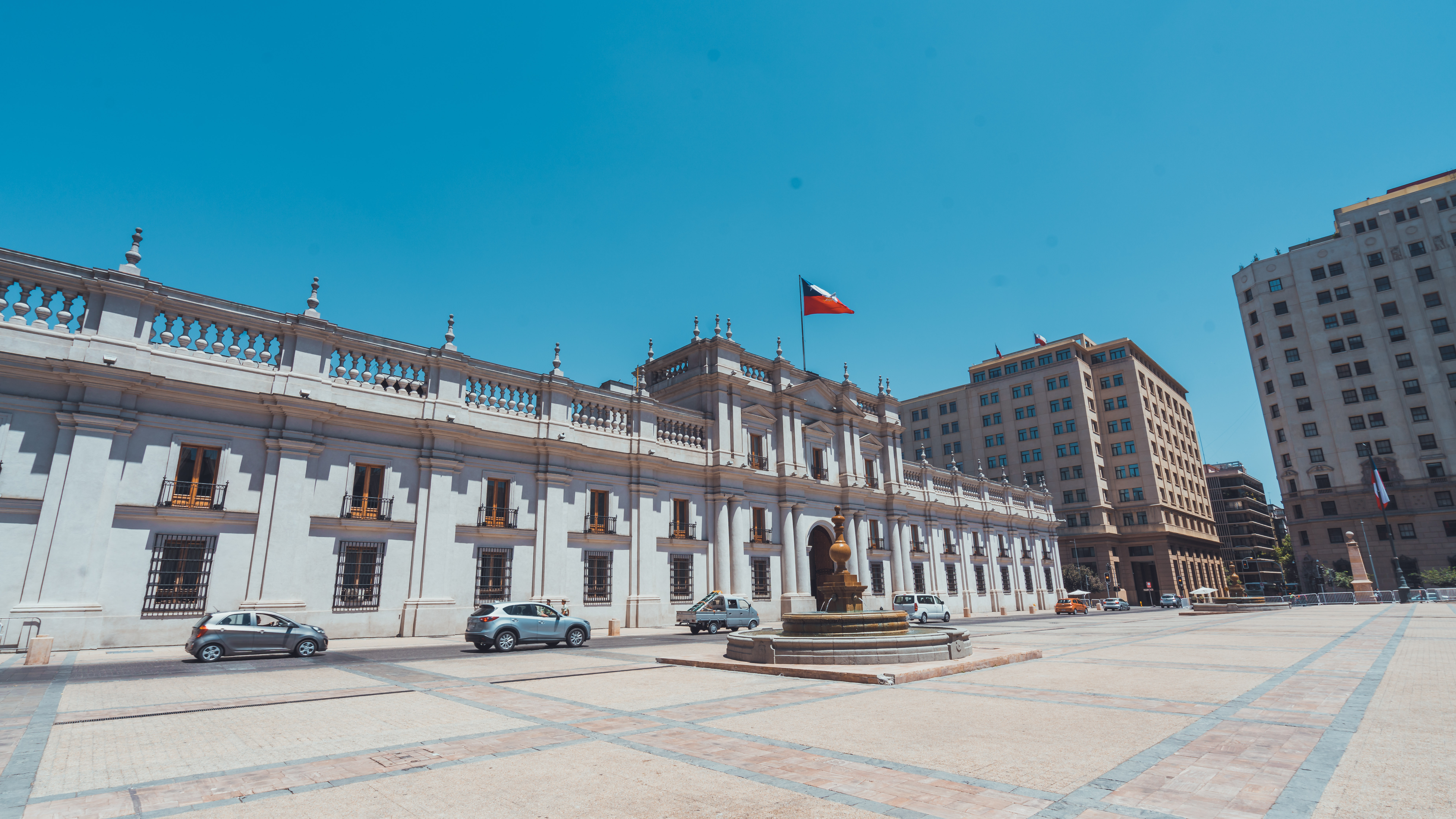 智利总统府作为旅游胜地被参观,网友:我每天都敦促总统办公