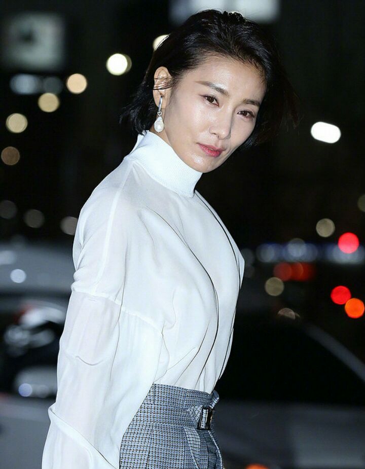 知道自己做的事情要被揭发,她让自己的秘书给足老师