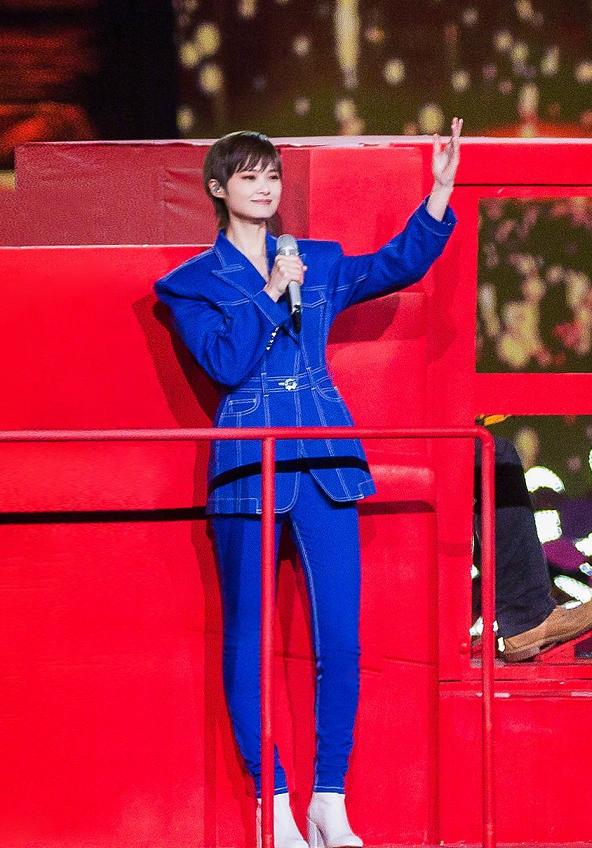 李宇春一身牛仔连体工装现身春晚,英气造型太高级,气质真的强