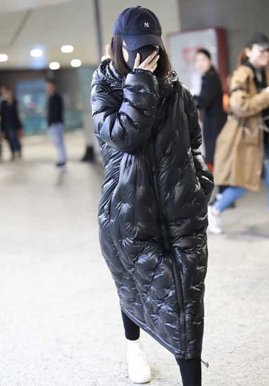 过膝黑色羽绒服到底有多时髦?看何穗,杨紫,霍思燕都在穿
