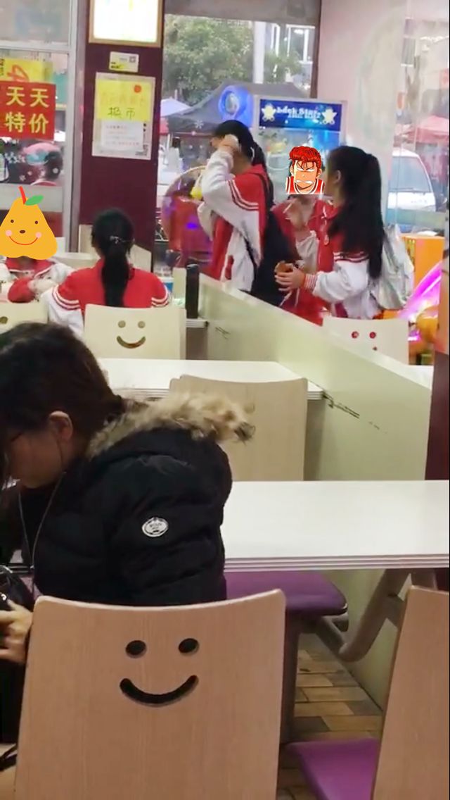 这群小学生竟然当众抽烟!