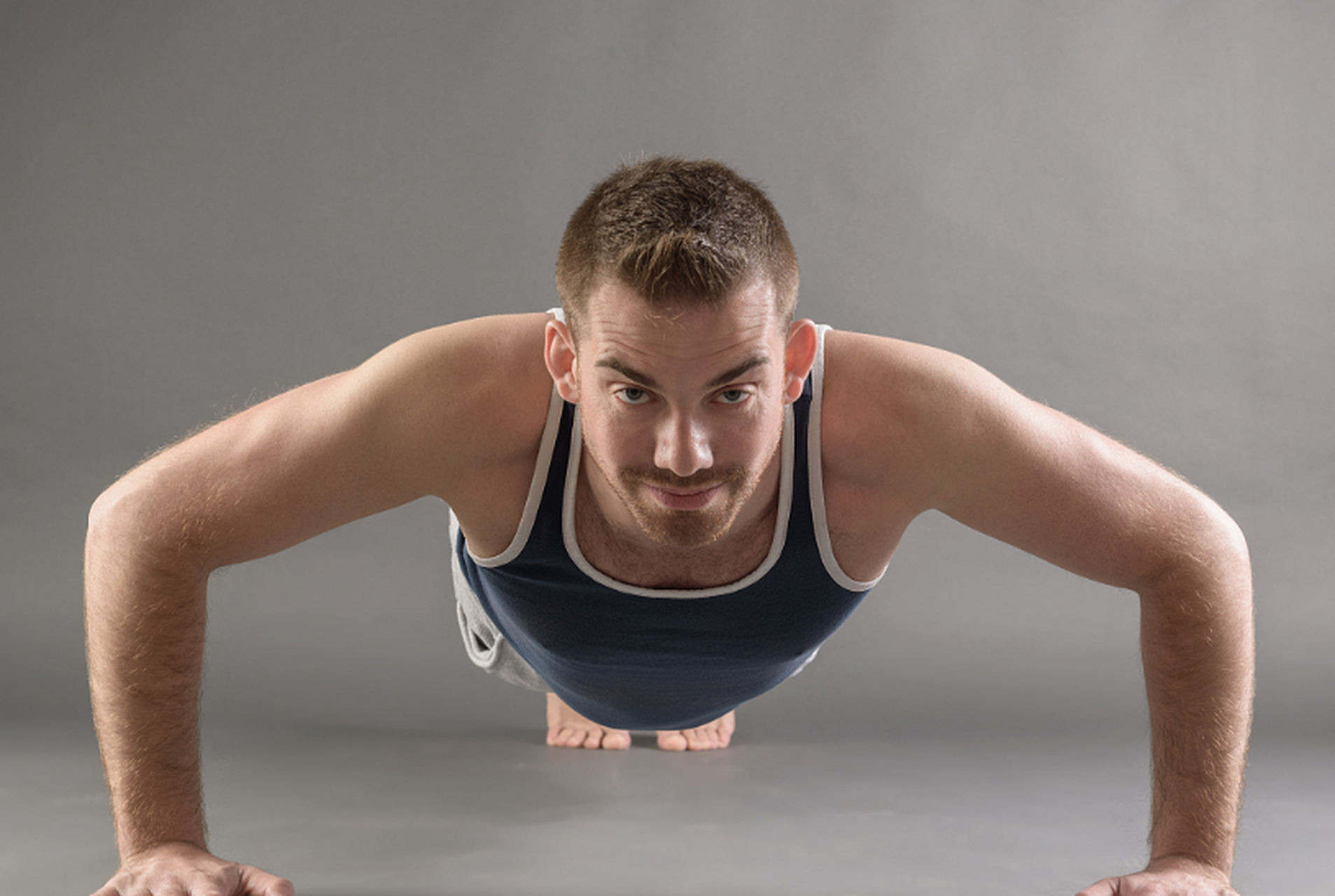 当你做俯卧撑时,你会调动核心肌肉来帮助你保持背部挺直,并帮助难把