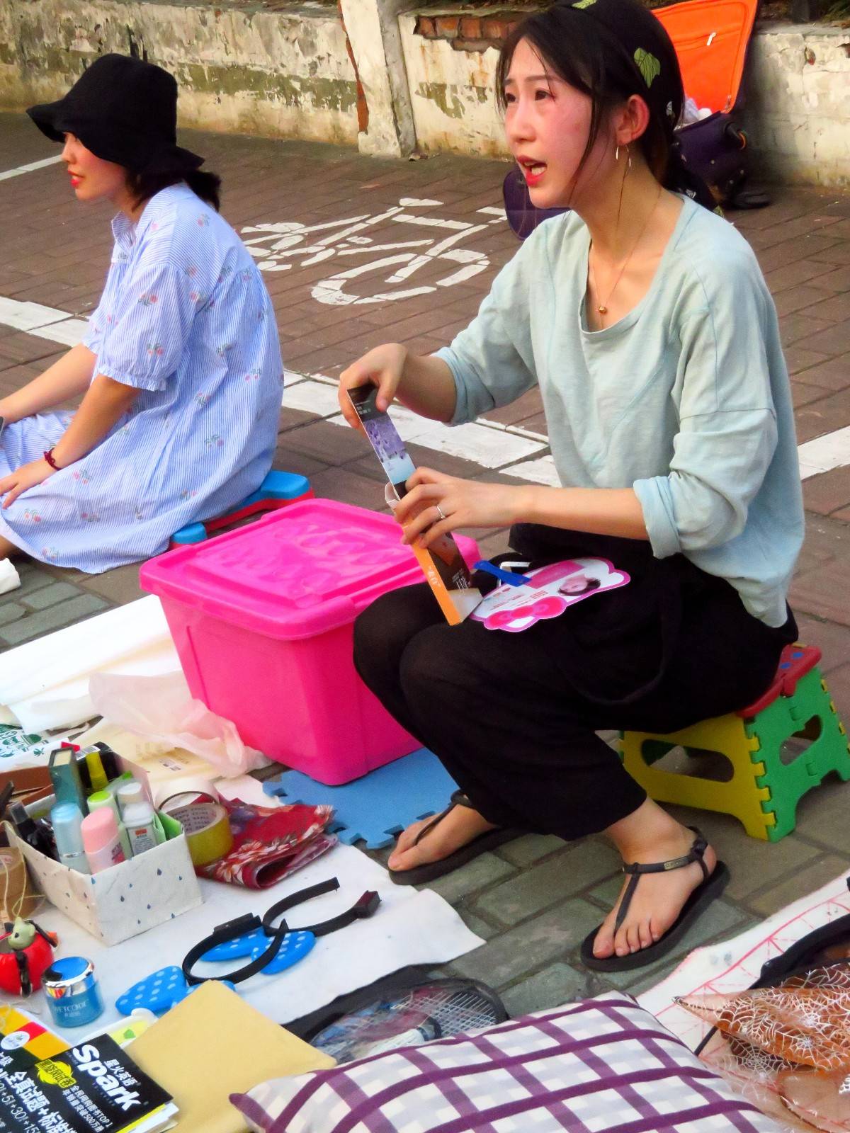 美女大学生摆摊忙 宜昌三峡大学跳蚤市场火