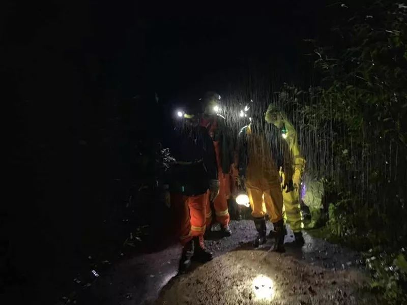 白山2人深山采蘑菇走失 消防员冒雨进行6个多小时救援