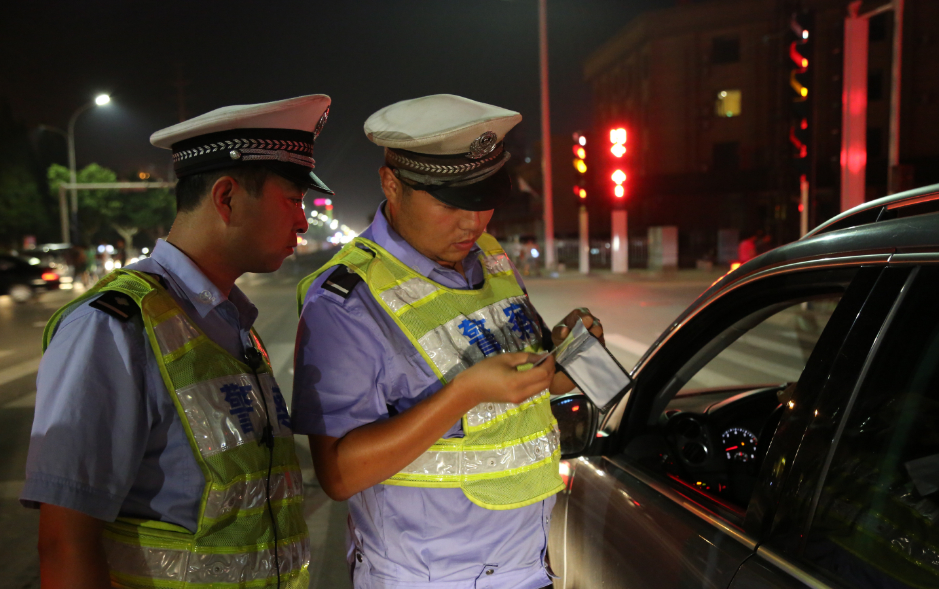 路上为什么会遇到交警查车?警察都是根据什么来决定拦不拦你?