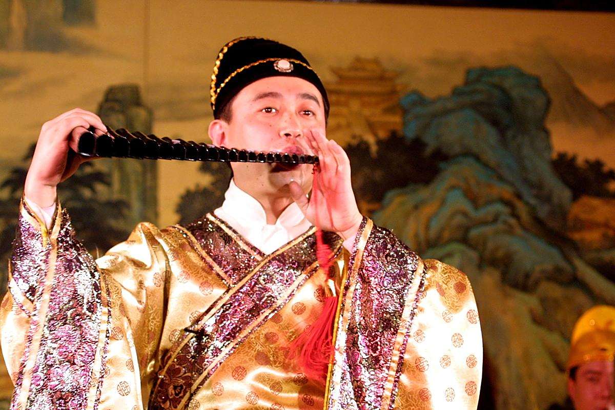 母亲根据立春早晚安排过年吃喝的多少,展现了她对天