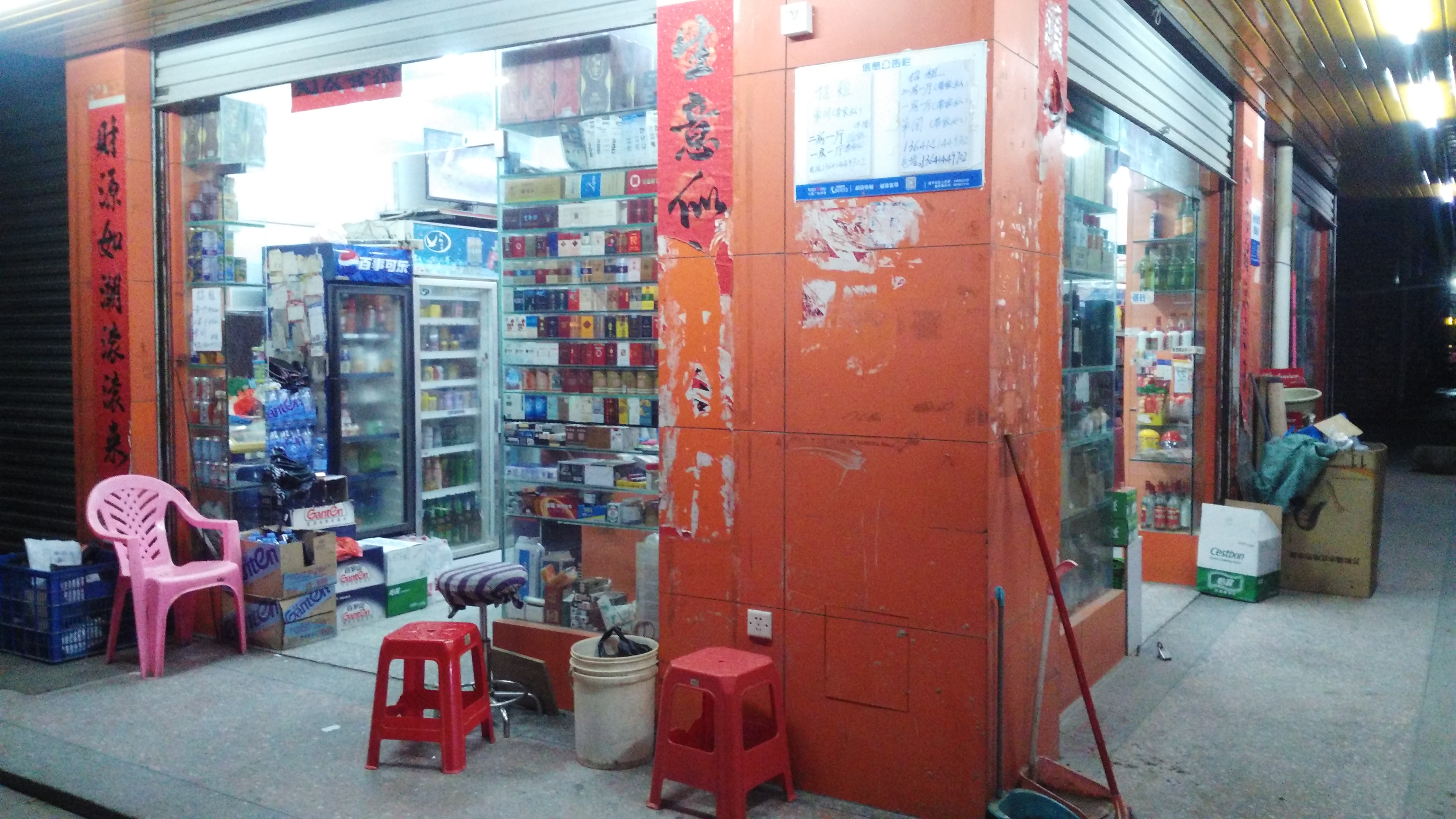 深圳龙岗盛平社区夜拍,街上来往的人不多,有点冷清