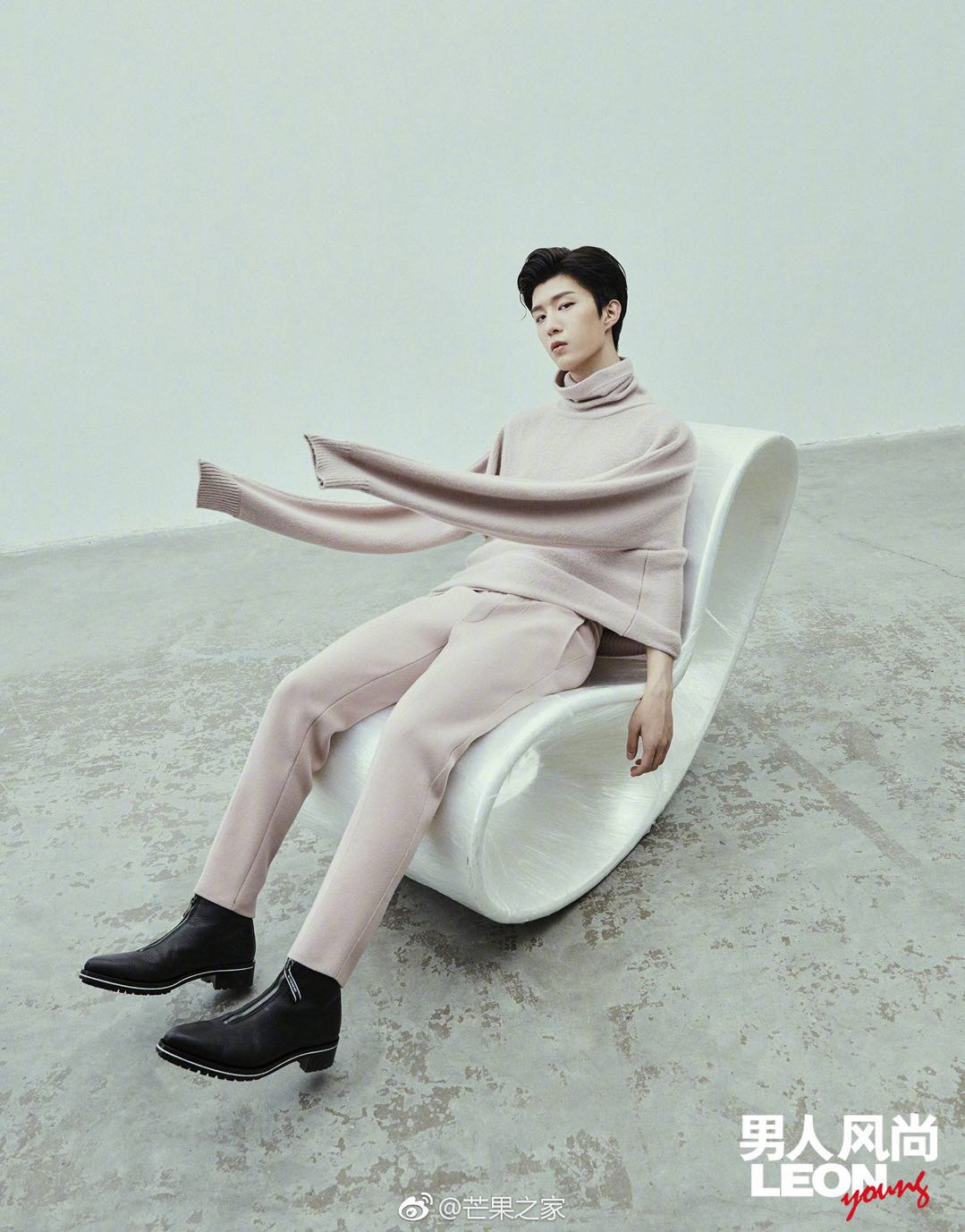 范丞丞个人大片曝光,牛仔裤外面搭配短裤,还躺在地上做禁止标志